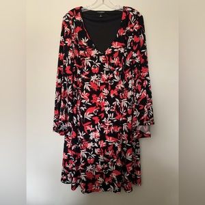 Woman’s XL dress with bell sleeves. 95% polyester 5% spandex.